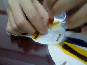 在紙偶背面加上紙釘