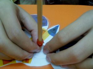 並用裁開一至兩公分的竹筷插入紙釘上