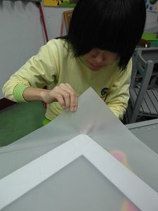 黏上描圖紙作為幕景